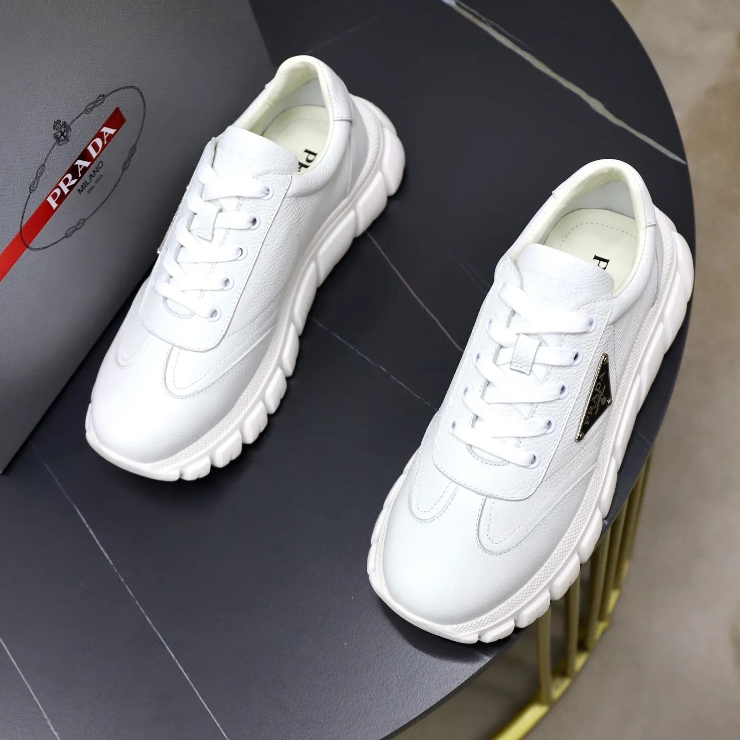 Factory price: 720💰Top original order Brand: PRADA (Prada) Standard code: Men's size 38/44 (45 can be customized) Grade: Same as the official website Material: Original cowhide stitching, cowhide lining, original combination two-color wear-resistant soft outsole Style category: casual sports version, young fashion, European and American trend, British style Color: actual picture color